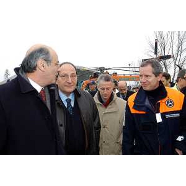 Riccardo Illy (Presidente della Regione Friuli Venezia Giulia), Guido Bertolaso (Responsabile del dipartimento nazionale della Protezione Civile) alla "Giornata del volontariato". (Udine, 06/03/04)