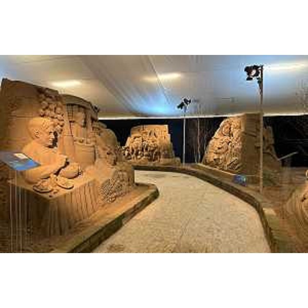 Una delle sculture del presepe di sabbia di Lignano - Una delle sculture del presepe di sabbia di Lignano