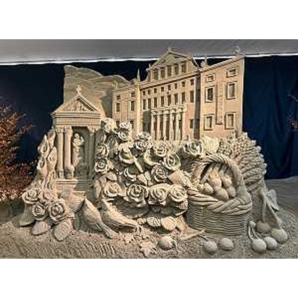 Una delle sculture del presepe di sabbia di Lignano - Una delle sculture del presepe di sabbia di Lignano