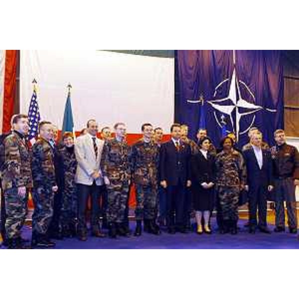 Riccardo Illy (Presidente della Regione Friuli Venezia Giulia) con il gruppo dei nuovi comandanti onorari del 401°AEW (Air Expedionery Wing). (Aviano, 05/03/04)