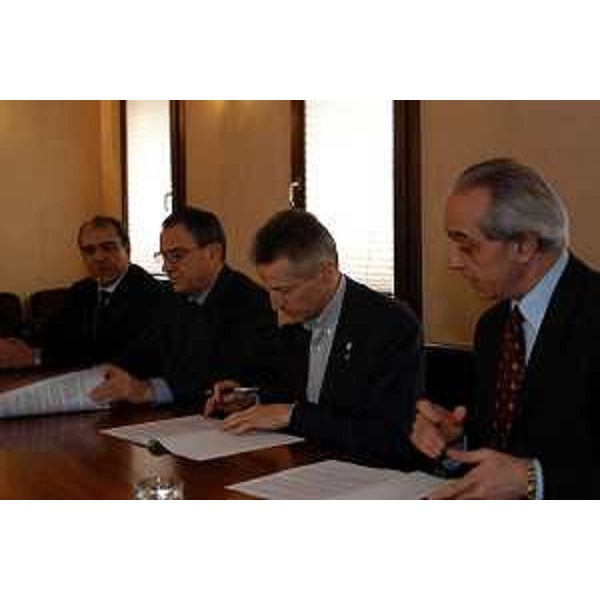 Riccardo Illy (Presidente della Regione Friuli Venezia Giulia), Gianni Pecol Cominotto (Assessore regionale all'organizzazione, personale e sistemi informativi), Secondo Guaschino (Presidente della Facoltà di Medicina), Domenico Romeo (Rettore dell'Università di Trieste) firmano la convenzione con la facoltà di medicina. (Trieste, 05/03/04)