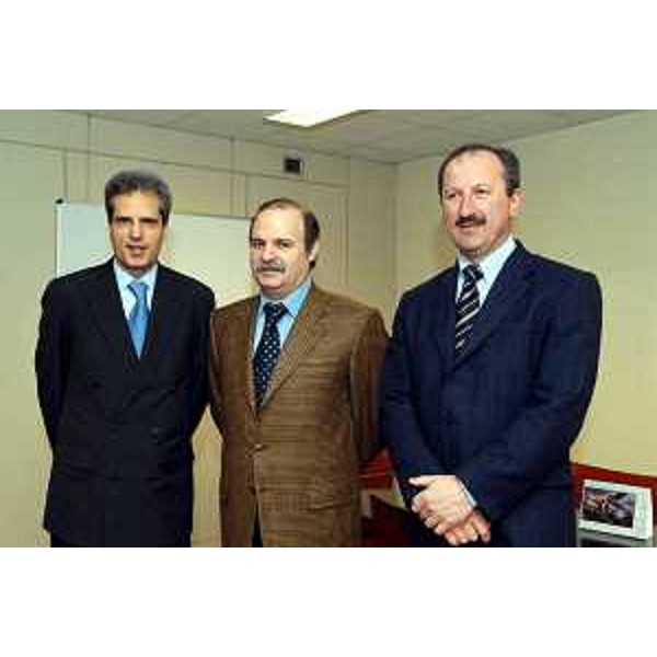 Gianfranco Moretton (Assessore regionale all'ambiente, lavori pubblici e protezione civile), Sergio Balbinot (Amministratore delegato del Gruppo Generali) e Alessandro Oman (Sindaco di Malborghetto-Valbruna) al conferimento del contributo per la realizzazione di un centro sociale e sportivo nell'area della Val Canale-Canal del Ferro. (Trieste, 04/03/04)
