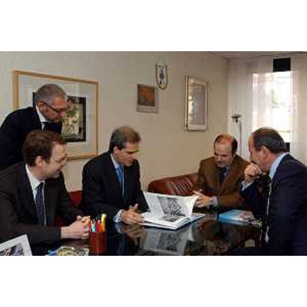 Gianfranco Moretton (Assessore regionale all'ambiente, lavori pubblici e protezione civile), Sergio Balbinot (Amministratore delegato del Gruppo Generali) e Alessandro Oman (Sindaco di Malborghetto-Valbruna) al conferimento del contributo per la realizzazione di un centro sociale e sportivo nell'area della Val Canale-Canal del Ferro. (Trieste, 04/03/04) 