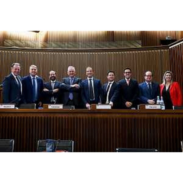 Il gruppo di Fratelli d'Italia con il governatore Fedriga al termine del voto sul Bilancio - Il gruppo di Fratelli d'Italia con il governatore Fedriga al termine del voto sul Bilancio