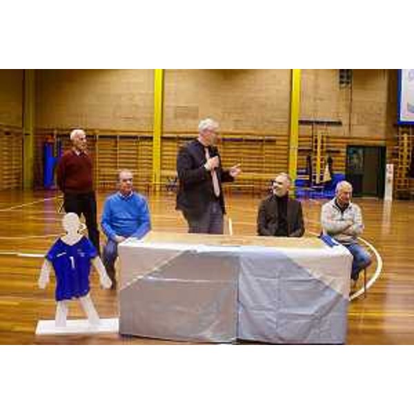 Al centro, il presidente del Consiglio regionale Mauro Bordin alla presentazione delle 6 squadre dell'Asd Stella Volley - Al centro, il presidente del Consiglio regionale Mauro Bordin alla presentazione delle 6 squadre dell'Asd Stella Volley