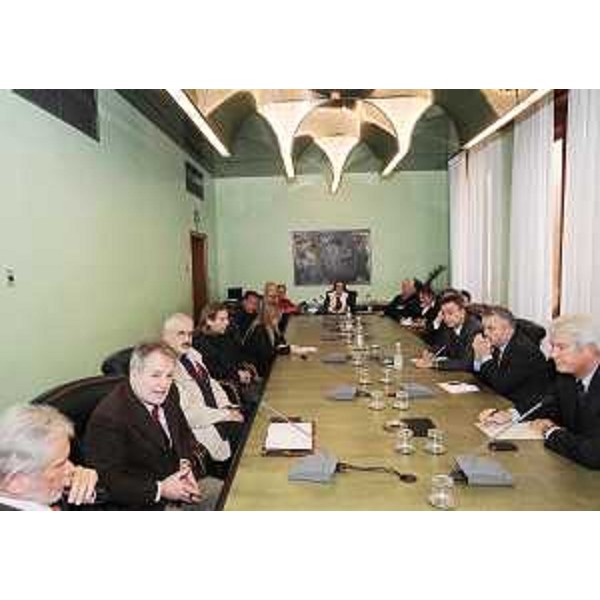 Vanni Lenna (Assessore regionale Ambiente e Lavori pubblici, delegato Protezione civile) nell'incontro con i rappresentanti del Circolo Miani, di Servola Respira e del Coordinamento Comitati di Quartiere, sul ritiro dell'AIA-Autorizzazione Integrata Ambientale allo Stabilimento della Ferriera di Trieste - Gruppo Lucchini, in Consiglio regionale a Trieste. (Trieste 30/10/08) 
