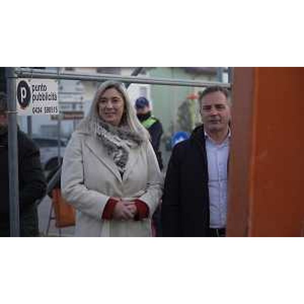 Lassessore regionale a Infrastrutture e territorio Cristina Amirante con il sindaco di Porcia per la posa della prima pietra della rotatoria Garage Venezia - Lassessore regionale a Infrastrutture e territorio Cristina Amirante con il sindaco di Porcia per la posa della prima pietra della rotatoria Garage Venezia