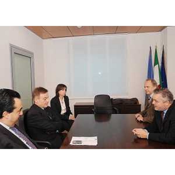 Vanni Lenna (Assessore regionale Ambiente e Lavori pubblici, delegato Protezione civile) al tavolo di confronto con Corrado Clini (Direttore generale Ministero Ambiente-Direzione Protezione internazionale Ambiente), a Udine. (Udine 04/11/08) 
