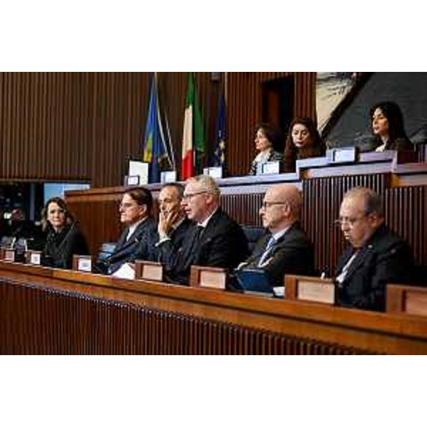 Il tavolo di presidenza della conferenza stampa - Il tavolo di presidenza della conferenza stampa