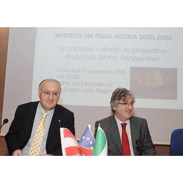 Antonio Martini (Presidente Federazione regionale AICCRE/FVG) e Renzo Tondo (Presidente Friuli Venezia Giulia) al convegno di presentazione dei bilanci del Programma di cooperazione transfrontaliera Interreg IIIA Italia-Austria 2000-2006, a Udine. (Udine 05/11/08) 