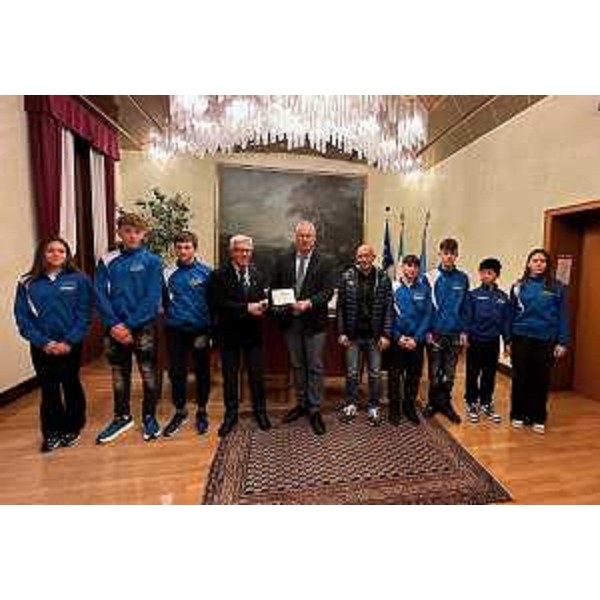 Foto di gruppo con il presidente del Consiglio regionale, Mauro Bordin, mentre premia con una targa il circolo Canottieri Lignano. - Foto di gruppo con il presidente del Consiglio regionale, Mauro Bordin, mentre premia con una targa il circolo Canottieri Lignano.