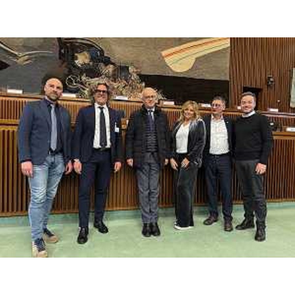 Il presidente della III Commissione, Carlo Bolzonello (secondo da dx), con , tra gli altri, il direttore della rete oncologica regionale, Gianpiero Fasola (al centro) - Il presidente della III Commissione, Carlo Bolzonello (secondo da dx), con , tra gli altri, il direttore della rete oncologica regionale, Gianpiero Fasola (al centro)