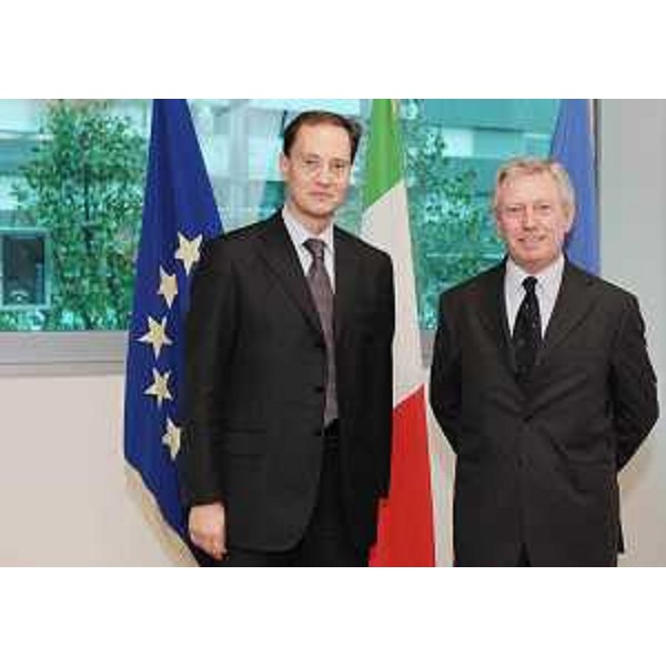 Luca Ciriani (Vicepresidente Friuli Venezia Giulia) e Virgilio Fenaroli (Direttore generale FriulAdria Credit Agricole) nel corso dell'incontro per la firma del protocollo d'intesa tra la banca FriulAdria Credit Agricole e la Regione, a Udine. (Udine 07/11/08)