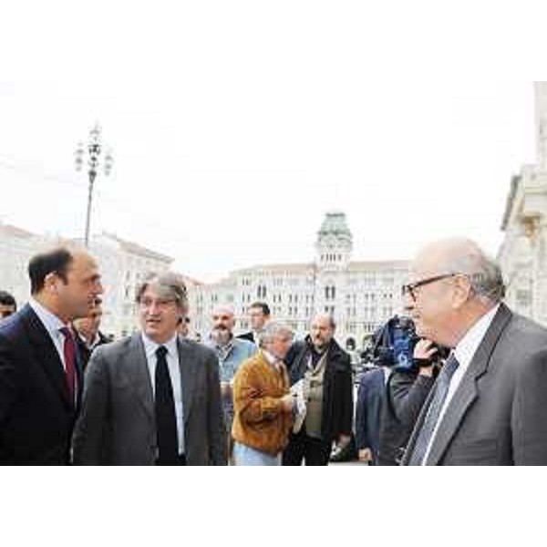 Angelino Alfano (Ministro Giustizia) accolto a Trieste da Renzo Tondo (Presidente Friuli Venezia Giulia) e Carlo Dapelo (Presidente Corte d'Appello Trieste), davanti alla sede della Regione in piazza Unità d'Italia. (Trieste 07/11/08)