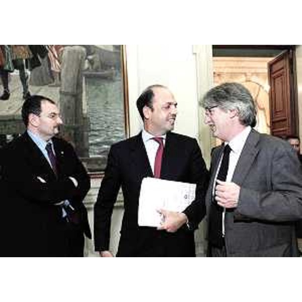 Giorgio Carbonara (Portavoce Presidente Tondo), Angelino Alfano (Ministro Giustizia) e Renzo Tondo (Presidente Friuli Venezia Giulia) nella sede della Regione in piazza Unità d'Italia a Trieste. (Trieste 07/11/08)