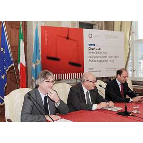 Renzo Tondo (Presidente Friuli Venezia Giulia), Carlo Dapelo (Presidente Corte d'Appello Trieste) e Angelino Alfano (Ministro Giustizia) nel corso del Convegno "Giustizia: il principio di leale collaborazione tra poteri dello Stato e Autonomie locali", nella sede della Regione in piazza Unità d'Italia a Trieste. (Trieste 07/11/08)