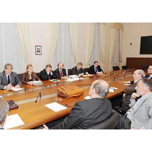 Renzo Tondo (Presidente Friuli Venezia Giulia), Sandra Savino (Assessore regionale Finanze), Vanni Lenna (Assessore regionale Ambiente) e Riccardo Riccardi (Assessore regionale Infrastrutture) incontrano il presidente regionale di Confindustria Adalberto Valduga e i segretari regionali di CGIL Franco Belci, CISL Giovanni Fania e UIL Luca Visentini, nella sede della Regione a Trieste. (Trieste 07/11/08)