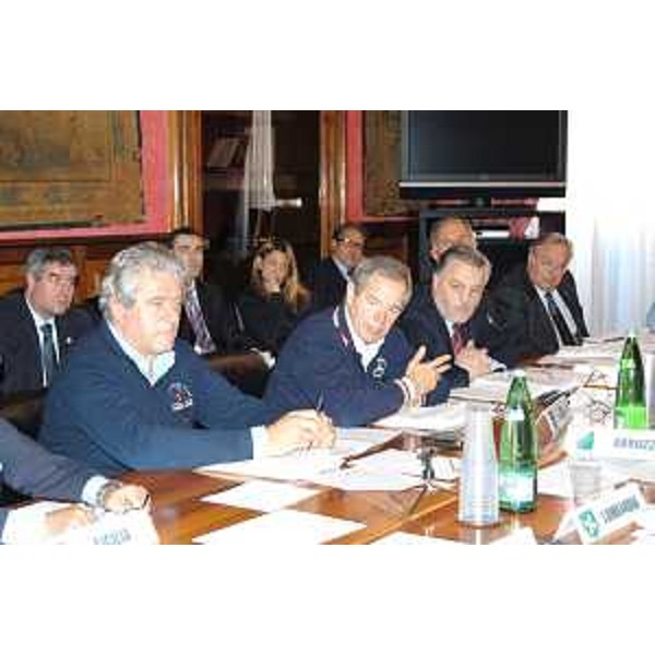 Guglielmo Berlasso (Direttore Protezione Civile FVG), Guido Bertolaso (Sottosegretario Presidenza Consiglio e Capo Dipartimento Protezione Civile) e Vanni Lenna (Assessore regionale Ambiente e Lavori pubblici, delegato Protezione Civile) nel corso della seduta della Commissione interregionale degli Assessori alla Protezione Civile, a Roma. (Roma 11/08) 