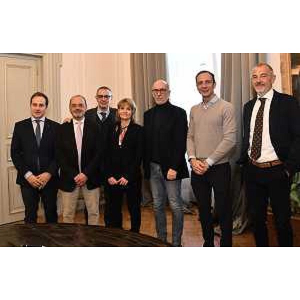 Da sinistra: Denis Caporale (Asufc), Antonio Poggiana (Asugi), Giuseppe Tonutti (Asfo e Cro Aviano), Francesca Tosolini (Burlo Garofolo), l'assessore Riccardo Riccardi, il governatore Massimiliano Fedriga e Stefano Dorbolò (Arcs) - Da sinistra: Denis Caporale (Asufc), Antonio Poggiana (Asugi), Giuseppe Tonutti (Asfo e Cro Aviano), Francesca Tosolini (Burlo Garofolo), l'assessore Riccardo Riccardi, il governatore Massimiliano Fedriga e Stefano Dorbolò (Arcs)