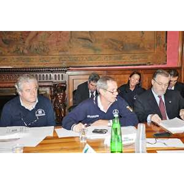 Guglielmo Berlasso (Direttore Protezione Civile FVG), Guido Bertolaso (Sottosegretario Presidenza Consiglio e Capo Dipartimento Protezione Civile) e Vanni Lenna (Assessore regionale Ambiente e Lavori pubblici, delegato Protezione Civile) nel corso della seduta della Commissione interregionale degli Assessori alla Protezione Civile, a Roma. (Roma 11/08) 