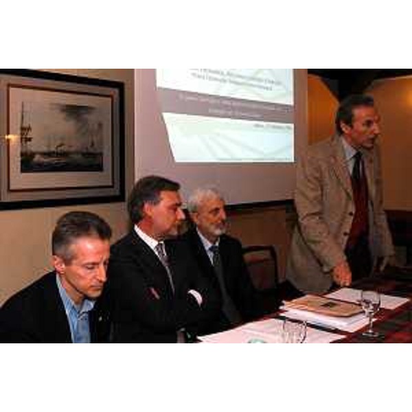 Riccardo Illy (Presidente della Regione Friuli Venezia Giulia), Marco Calzavara al convegno "Telecomunicazioni, società dell'informazione e sistema Regione: prospettive e metodi di approccio". (Udine, 27/02/04)