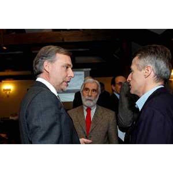 Riccardo Illy (Presidente della Regione Friuli Venezia Giulia), Marco Calzavara al convegno "Telecomunicazioni, società dell'informazione e sistema Regione: prospettive e metodi di approccio". (Udine, 27/02/04)