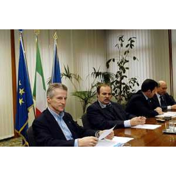Riccardo Illy (Presidente della Regione Friuli Venezia Giulia), Gianfranco Moretton (Assessore regionale all'ambiente, lavori pubblici e protezione civile) a conferenza stampa della giunta. (Udine, 27/02/04) 