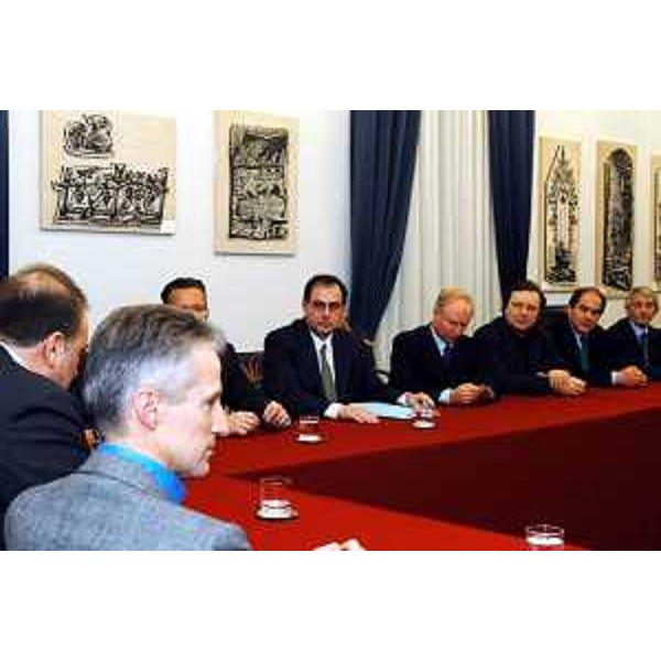 Riccardo Illy (Presidente della Regione Friuli Venezia Giulia), Roberto Cosolini (Assessore regionale al lavoro, formazione, università e ricerca) alla firma del "Protocollo sulla politica della concertazione" tra Regione e parti sociali. (Trieste, 24/02/04)