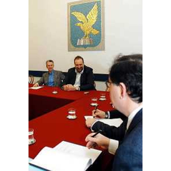Riccardo Illy (Presidente della Regione Friuli Venezia Giulia), Roberto Cosolini (Assessore regionale al lavoro, formazione, università e ricerca) alla firma del "Protocollo sulla politica della concertazione" tra Regione e parti sociali. (Trieste, 24/02/04)