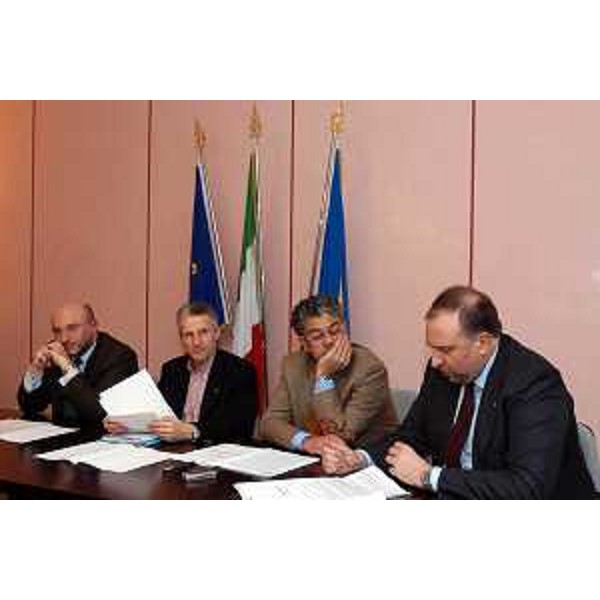 Riccardo Illy (Presidente della Regione Friuli Venezia Giulia), Roberto Antonaz (Assessore regionale all'istruzione, cultura, sport e pace), Enrico Bertossi (Assessore regionale alle attività produttive), Roberto Cosolini (Assessore regionale al lavoro, formazione, università e ricerca) a conferenza stampa giunta. (Gorizia, 20/02/04)
