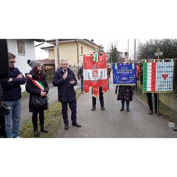 L'assessore Stefano Zannier interviene alla cerimoina per la posa delle pietre d'inciampo in via Dogana Vecchia a Pordenone - L'assessore Stefano Zannier interviene alla cerimoina per la posa delle pietre d'inciampo in via Dogana Vecchia a Pordenone