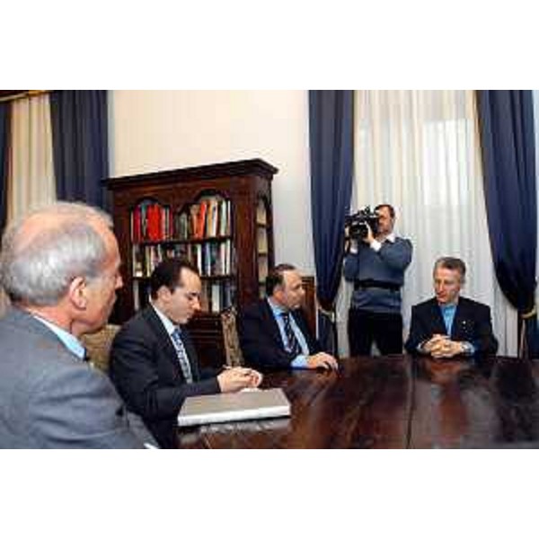 Riccardo Illy (Presidente della Regione Friuli Venezia Giulia) incontra Ehud Gol (Ambasciatore di Israele in Italia). (Trieste, 18/02/04)