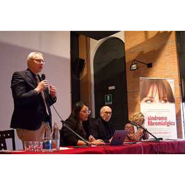 Il presidente del Consiglio regionale Mauro Bordin durante il suo intervento al convegno sulla Fibromialgia - Il presidente del Consiglio regionale Mauro Bordin durante il suo intervento al convegno sulla Fibromialgia