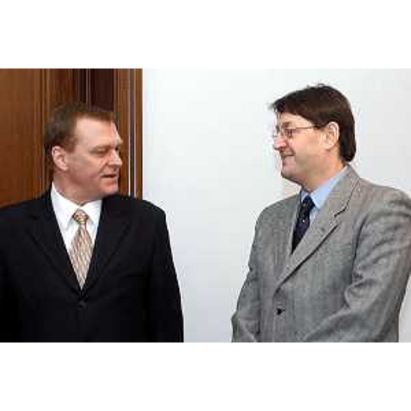Lodovico Sonego (Assessore regionale alla pianificazione territoriale, energia, mobilità e infrastrutture di trasporto) con Tamas Korsos (Console generale di Ungheria a Milano). (Trieste, 18/02/04)