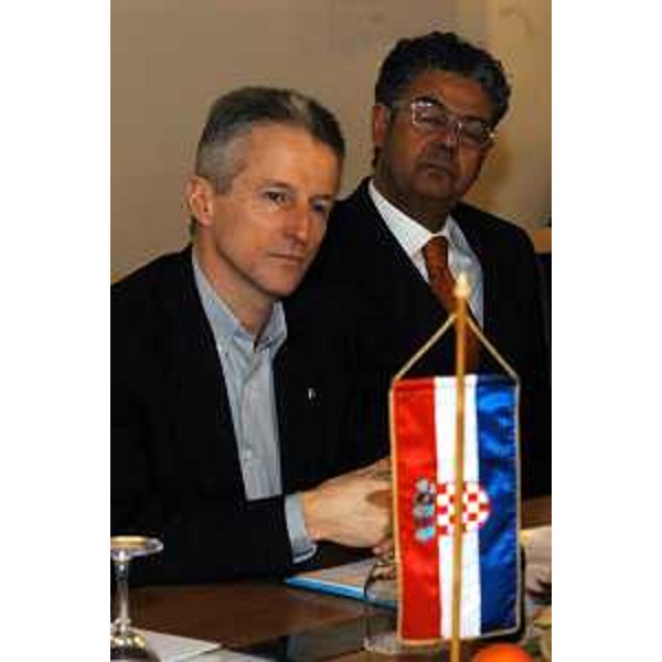 Riccardo Illy (Presidente della Regione Friuli Venezia Giulia) conRoberto Antonaz (Assessore regionale all'istruzione, cultura, sport e pace). (Fiume, 17/02/04)