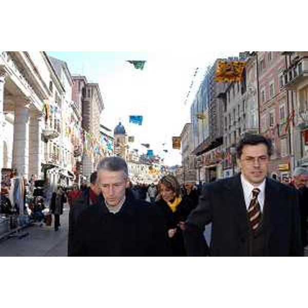 Riccardo Illy (Presidente della Regione Friuli Venezia Giulia) con Ezio Beltrame (Assessore regionale alla salute e protezione sociale) in visita a Fiume. (Fiume, 17/02/04)