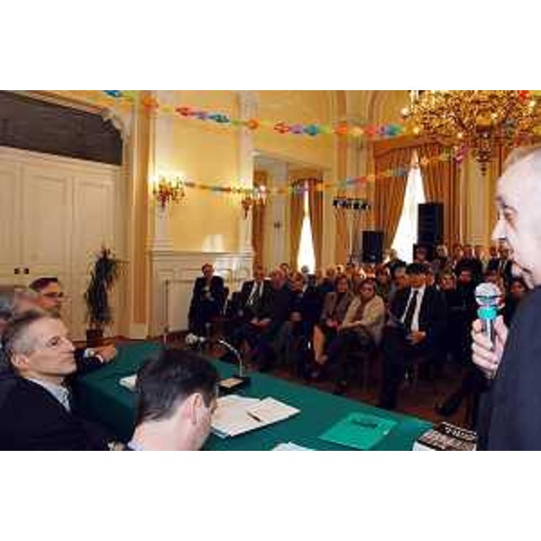Riccardo Illy (Presidente della Regione Friuli Venezia Giulia) incontra la comunità italiana di Fiume. (Fiume, 17/02/04)