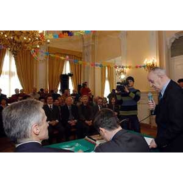 Riccardo Illy (Presidente della Regione Friuli Venezia Giulia) incontra la comunità italiana di Fiume. (Fiume, 17/02/04)