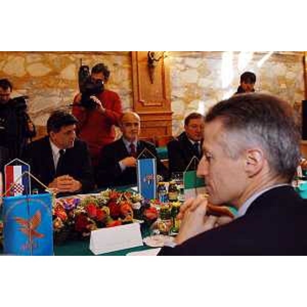 Riccardo Illy (Presidente della Regione Friuli Venezia Giulia) e Zlatko Komadina (Presidente della Regione Litoraneo montana). (Fiume, 17/02/04)
