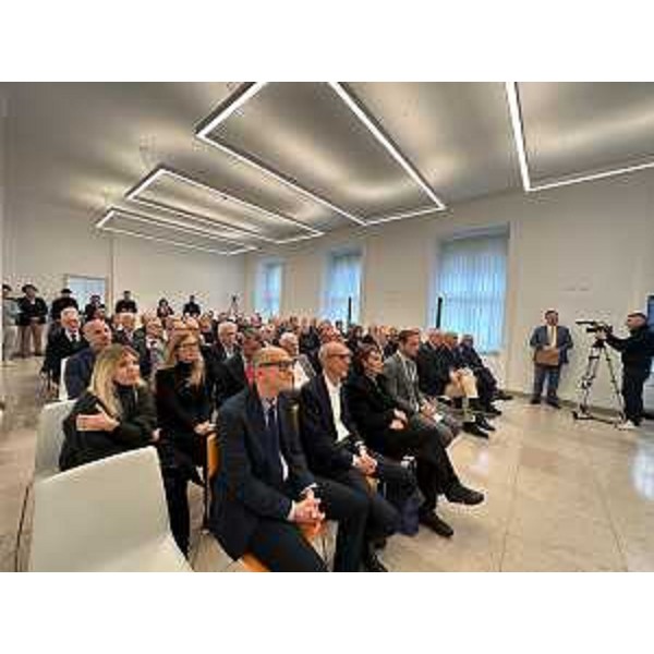 La sala durante la cerimonia di intitolazione della sala delle colonne di piazza Unità d'Italia a Trieste - La sala durante la cerimonia di intitolazione della sala delle colonne di piazza Unità d'Italia a Trieste
