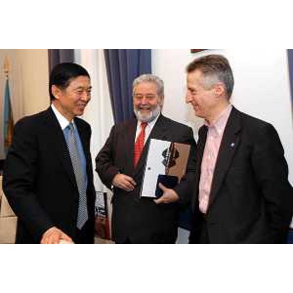 Riccardo Illy (Presidente della Regione Friuli Venezia Giulia), Wu Jianmin ( Presidente del BIE - Bureau international des Expositions) e Vicente Loscertales (segretario generale del BIE). (Trieste, 16/02/04)