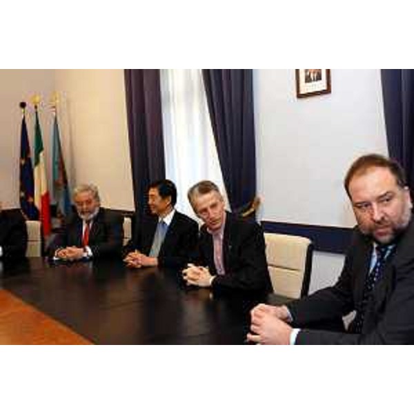 Riccardo Illy (Presidente della Regione Friuli Venezia Giulia), Wu Jianmin ( Presidente del BIE - Bureau international des Expositions), Roberto Cosolini (Assessore regionale al lavoro, formazione, università e ricerca) e Vicente Loscertales (segretario generale del BIE). (Trieste, 16/02/04) 