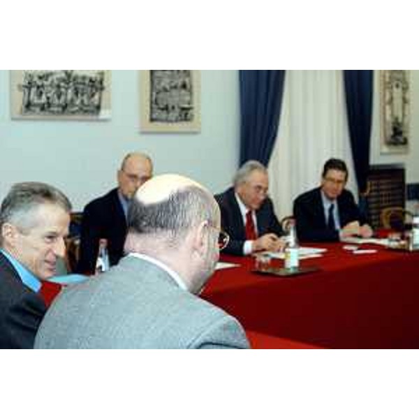 Riccardo Illy (Presidente della Regione Friuli Venezia Giulia), Enrico Bertossi (Assessore regionale alle attività produttive) alla riunione del Comitato operativo di coordinamento per l'attuazione del protocollo d'intesa tra Regione e "Sviluppo Italia spa". (Trieste, 11/02/04)