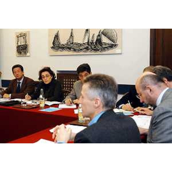 Riccardo Illy (Presidente della Regione Friuli Venezia Giulia), Enrico Bertossi (Assessore regionale alle attività produttive) alla riunione del Comitato operativo di coordinamento per l'attuazione del protocollo d'intesa tra Regione e "Sviluppo Italia spa". (Trieste, 11/02/04)
