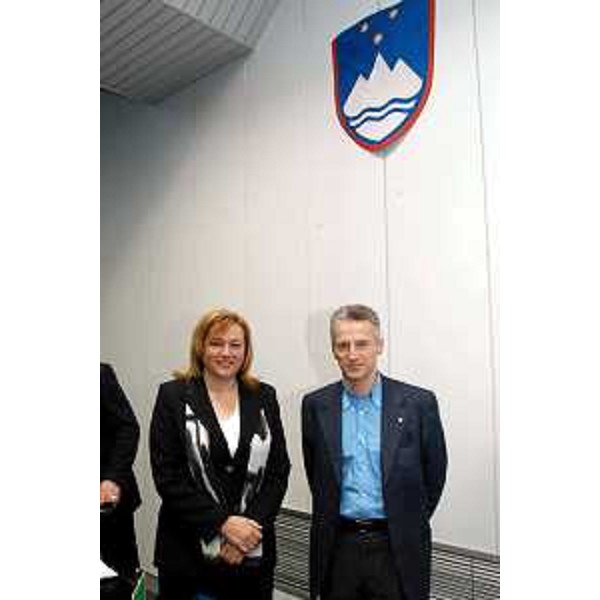Riccardo Illy (Presidente della Regione Friuli Venezia Giulia) e Zdenka Kovac (ministro per lo Sviluppo Regionale). (Sesana, 10/2/04)