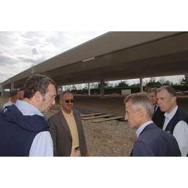 Riccardo Illy (Presidente Regione Friuli Venezia Giulia) con Sergio Bolzonello (Sindaco di Pordenone) in visita all'Aerocampo La Comina. Nella foto una veduta dell'hangar (Pordenone 17/09/06)