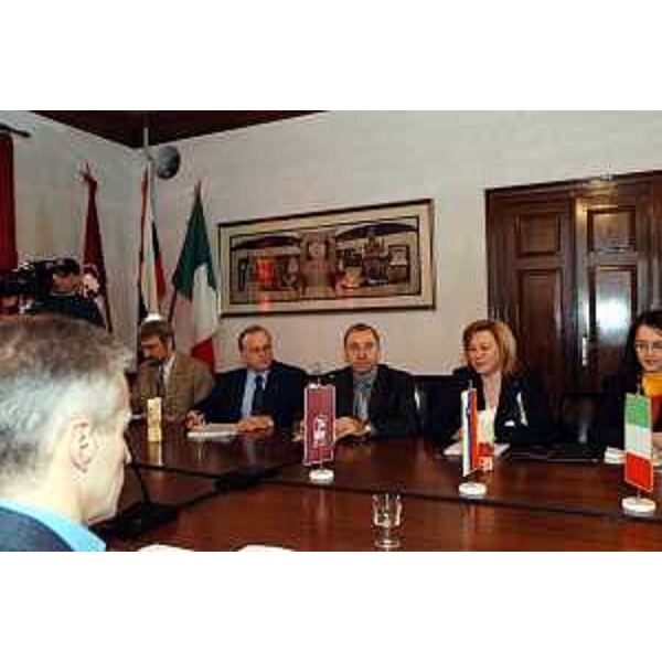 Riccardo Illy (Presidente della Regione Friuli Venezia Giulia) e Zdenka Kovac (ministro per lo Sviluppo Regionale). (Sesana, 10/2/04)