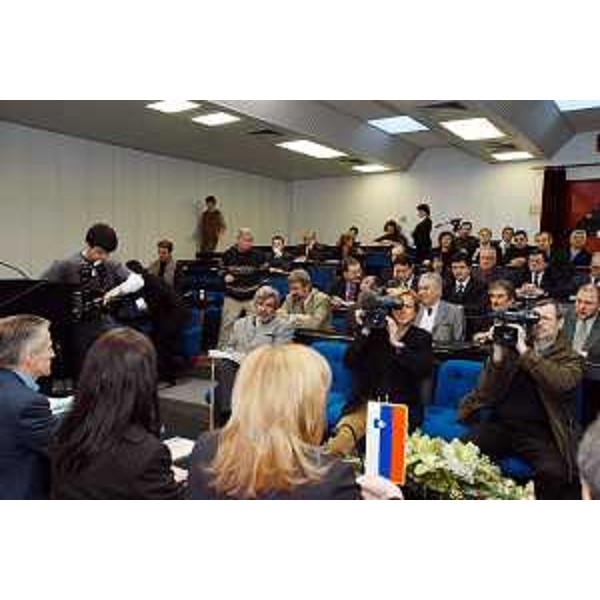 Riccardo Illy (Presidente della Regione Friuli Venezia Giulia) e Zdenka Kovac (ministro per lo Sviluppo Regionale) all'incontro con i sindaci responsabili delle attività economiche. (Sesana, 10/2/04)