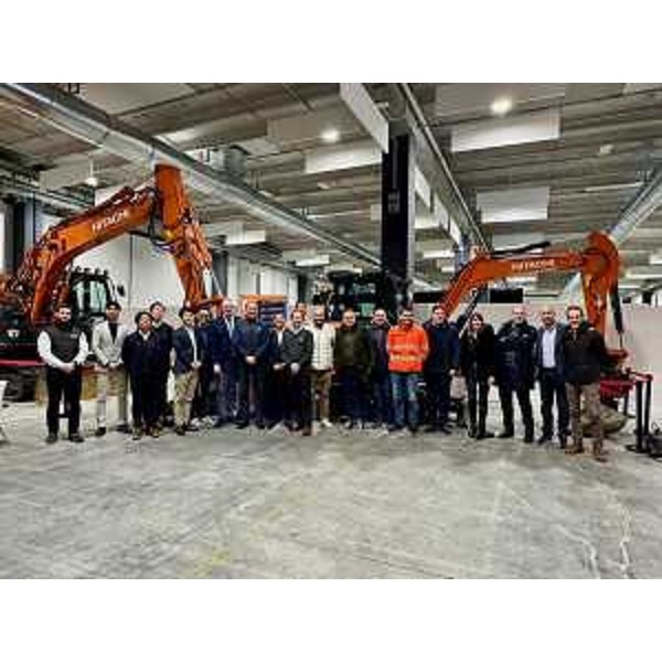 Foto di gruppo al Generali convention center di Trieste all'evento conclusivo dei test di Adriacos con veicoli a zero emissioni Hitachi - Foto di gruppo al Generali convention center di Trieste all'evento conclusivo dei test di Adriacos con veicoli a zero emissioni Hitachi