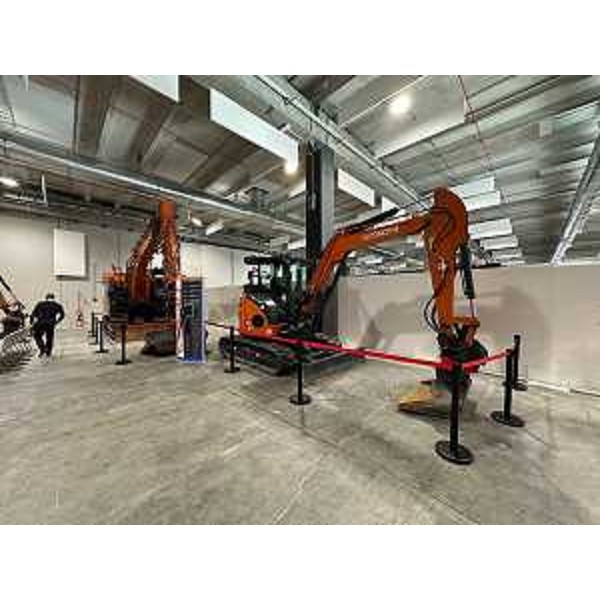 Due escavatori elettrici Hitachi utilizzati in questi mesi in Porto Vecchio a Trieste - Due escavatori elettrici Hitachi utilizzati in questi mesi in Porto Vecchio a Trieste